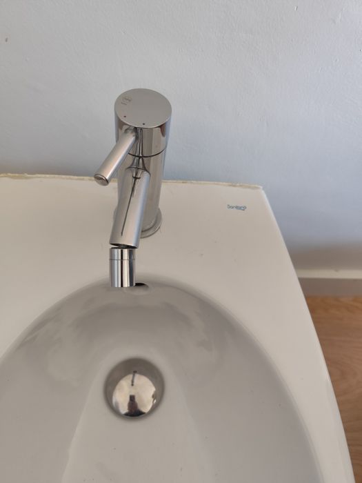 Bidé suspenso Sanitana com torneira
