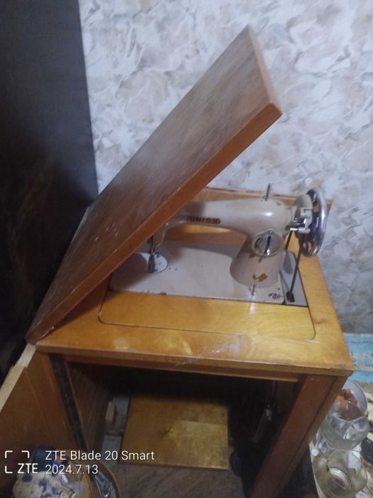 Швейная машинка с тумбой,бу,рабочая полностью