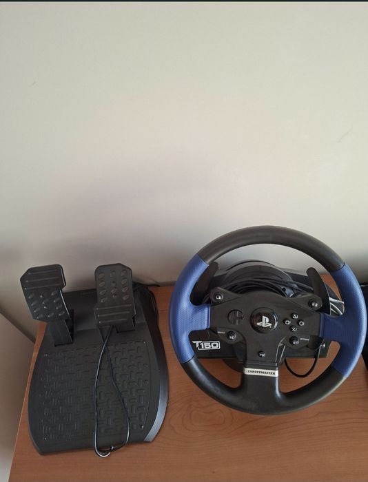 Volante ThrustMaster compatível com PlayStation e PC