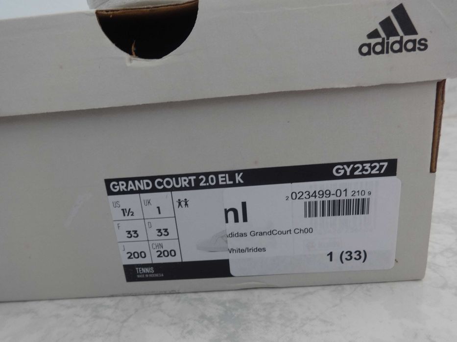 Ténis Marca Adidas Tamanho 33