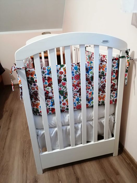 drewniane białe łóżeczko + materac i gratis