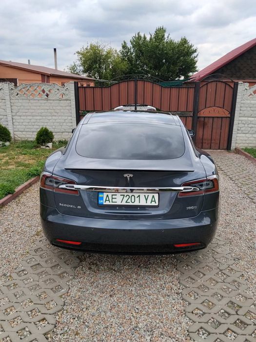 Тесла модел s 18 год . 100D