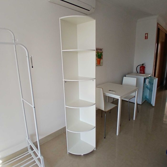 Estante de canto com 5 prateleiras, branca.