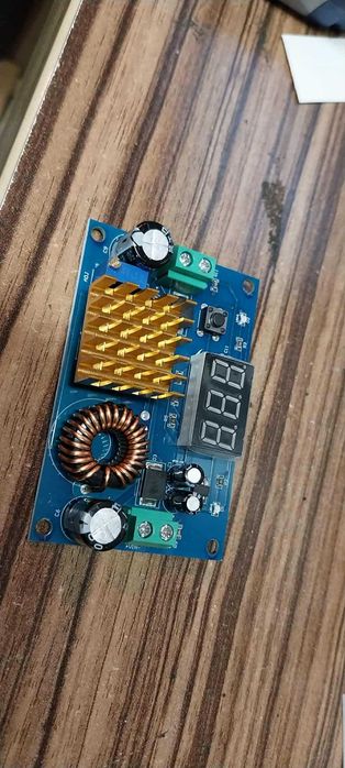 Przetwornica DC 3V-35V do DC 5V-45V 5A w Obudowie