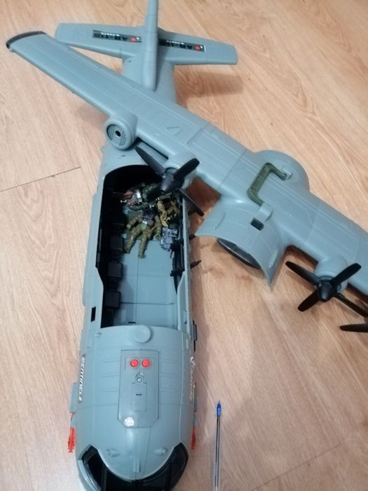 Avião grande com acessórios