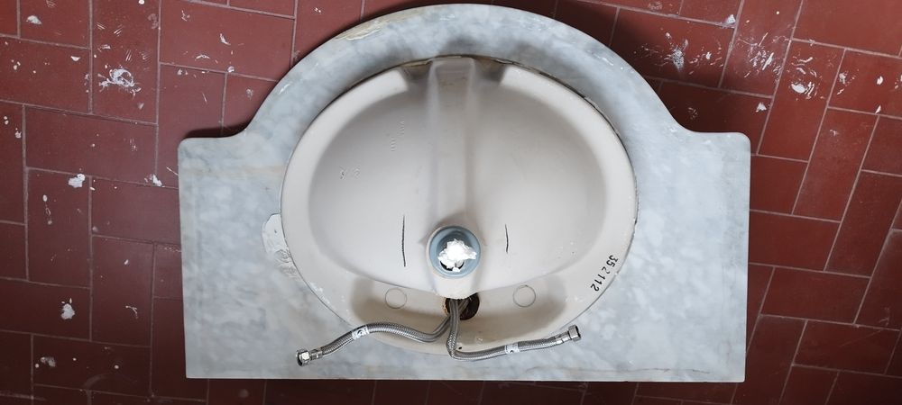 Lavatório e tampo em pedra mármore com torneira
