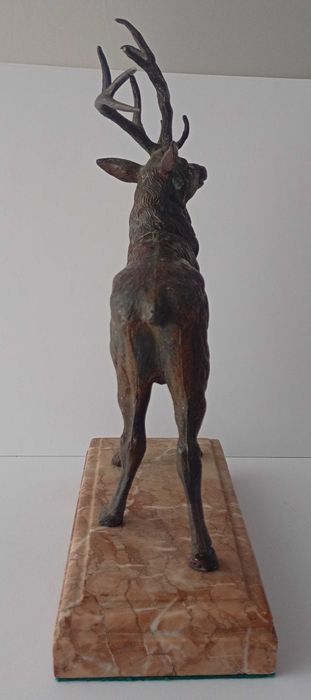 Figura jelenia na podstawie marmurowej