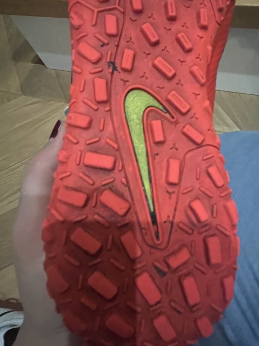 Białe korki Nike Phantom GT w rozmiarze 40 (US 7).m