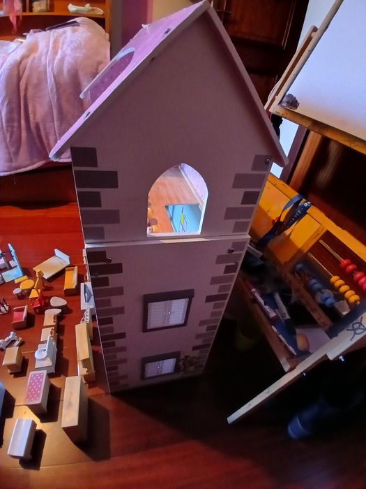 Casa de madeira crinança + bonecos +  moveis ...