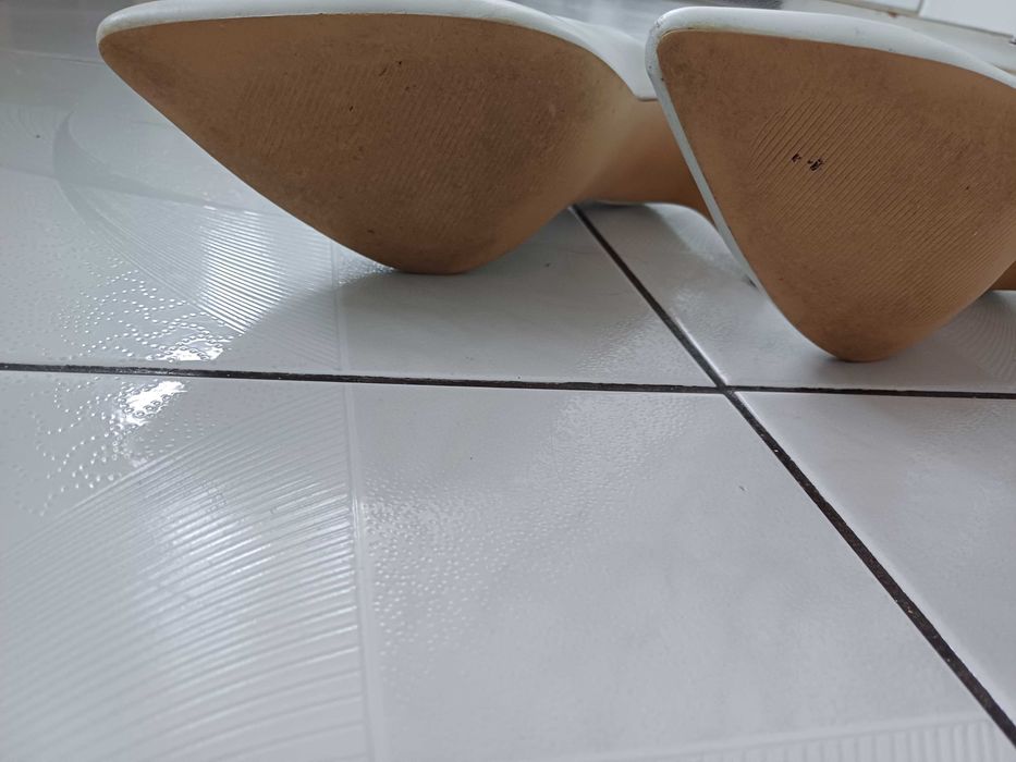 Białe szpilki r. 40 ze skóry jagnięcej