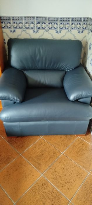 Dois sofás em pele azul, muito bom estado pouco uso