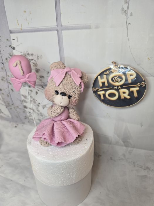 Miś z masy cukrowej miś dla dziewczynki w sukience chrzest roczek