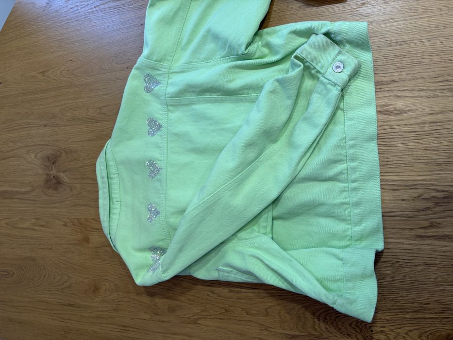 Стильна яскрава куртка вітровка