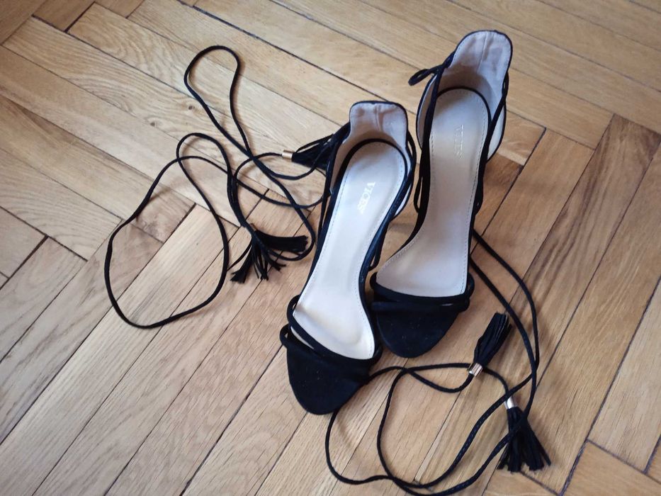 Wysokie szykowne szpilki z wiązaniem na łydkę (roz. 37)