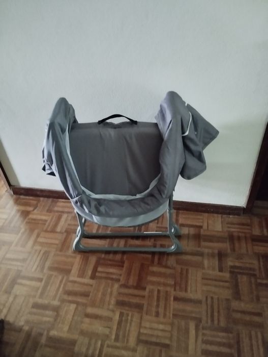 Berço portátil cinzento