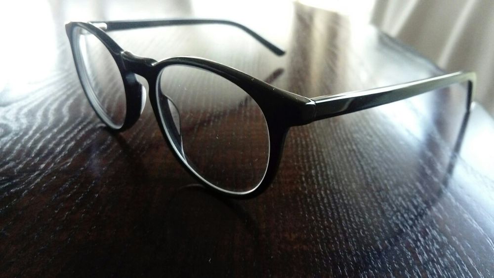 Eleganckie czarne okulary z etui