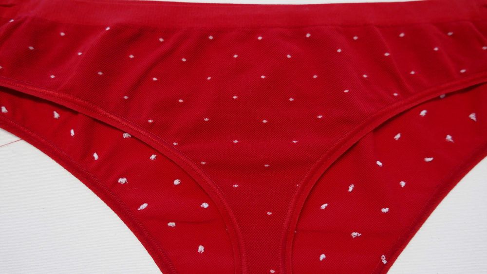 Czerwone stringi w kropeczki płaskie szwy KUNERT COMFORT 36-38 S