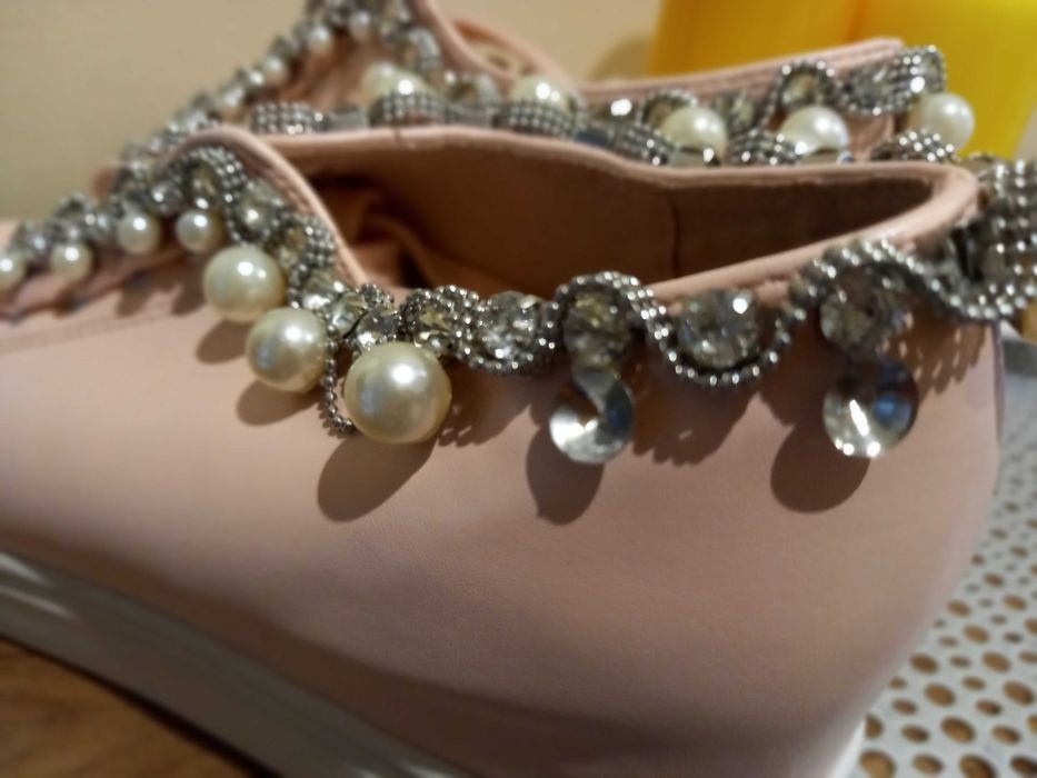 Buty na koturnie pudrowy roz koraliki