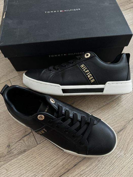 Czarne ze złtym sneakersy Tommy Hilfiger nowe