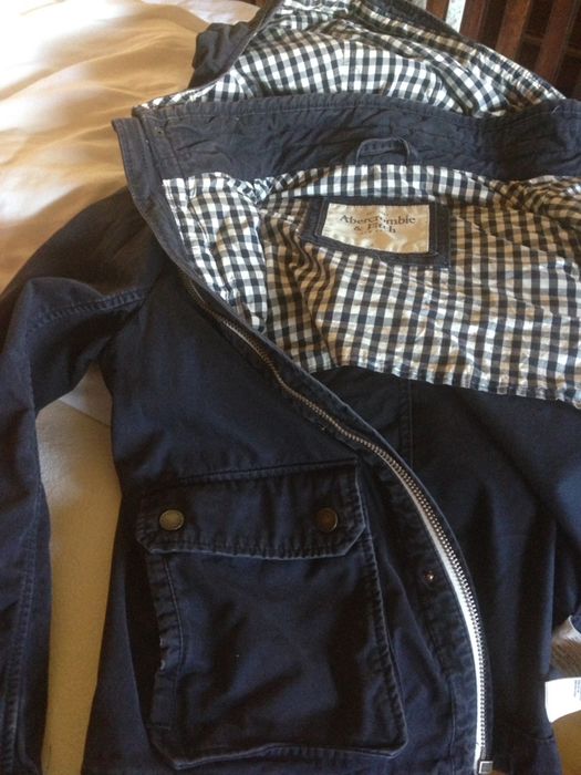 Granatowa kurtka Abercrombie & Fitch z kapturem