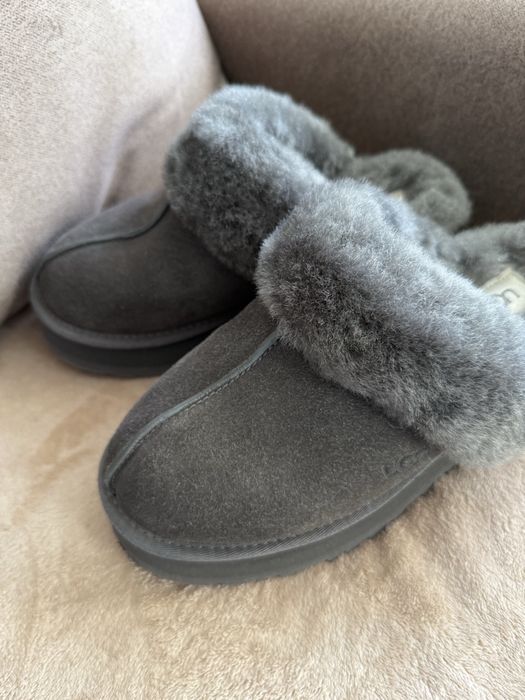 Сірі уги від UGG