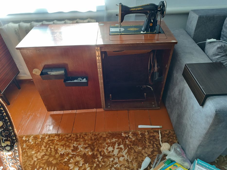 Швейна машинка з тумбою