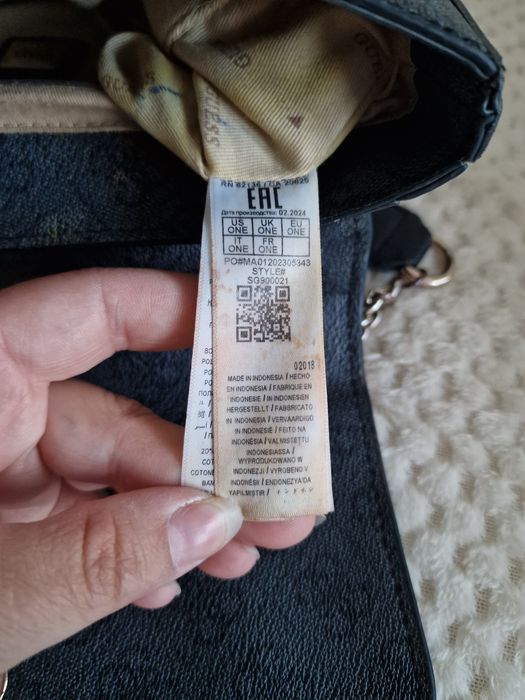 GUESS torebka na ramię kopertowa mała granatowa