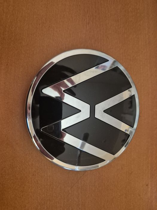 emblemat VW przód – nowy OEM – Passat / Golf / Arteon / Tiguan