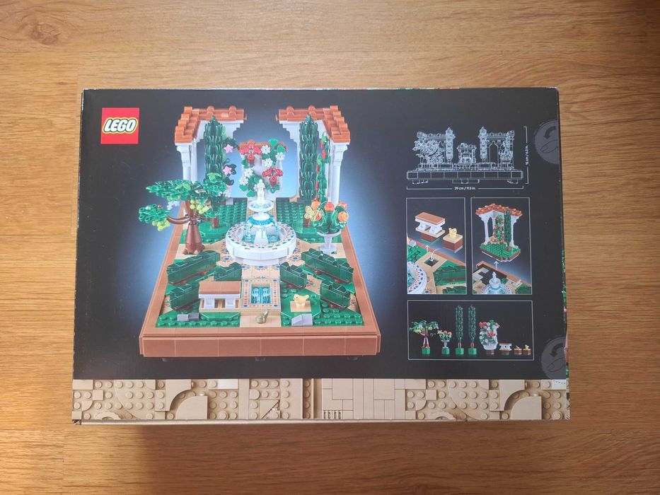 Конструктор Lego Icons 10359. Fountain Garden