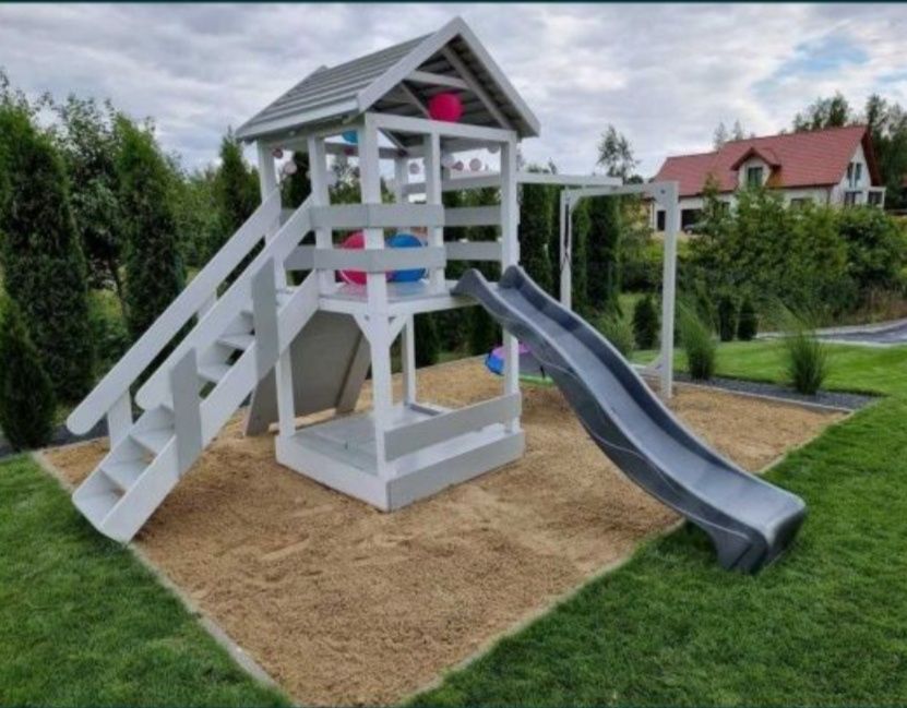 Drewniany domek z huśtawką