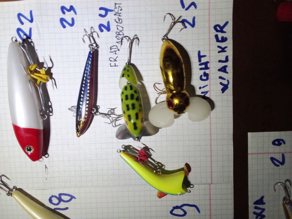 Поверхностные воблеры,попперы,волкеры,стики , силиконовые приманки.