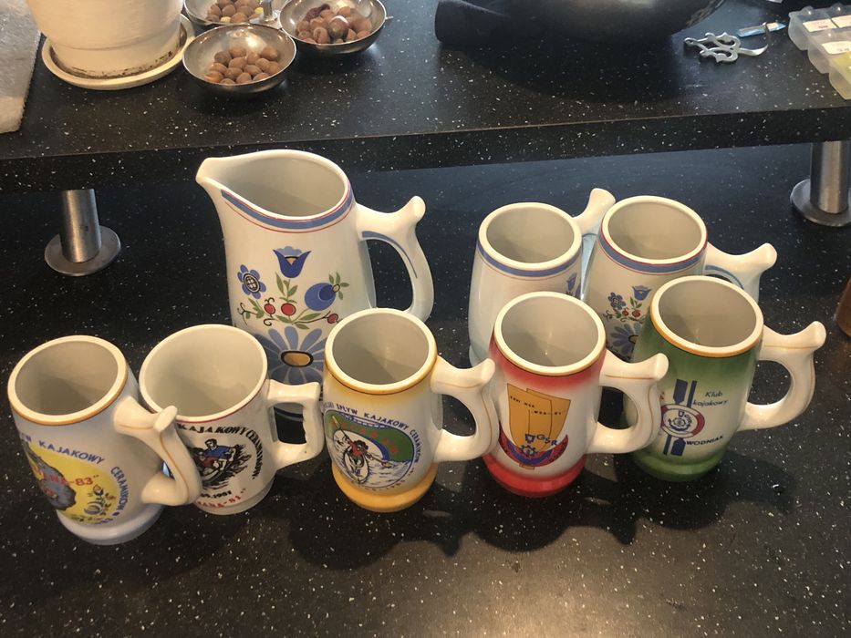 Zestaw kolekcjonerskich  kufli  , prl Lubiana , osiem  sztuk zadbane , kaszubski wzór