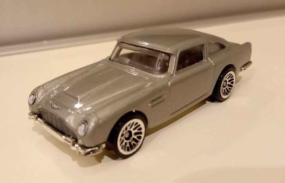 Hot Wheels e outros - 15 carros, incluindo 007 e vários Lamborghini
