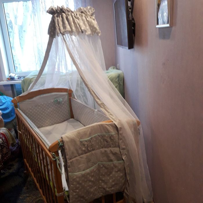 Продам м кроватку на колесиках со всем набором .
