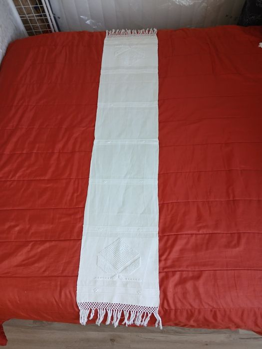 Dois naprons de linho com bordado Ponte de Lima e pq rosetas de crochê