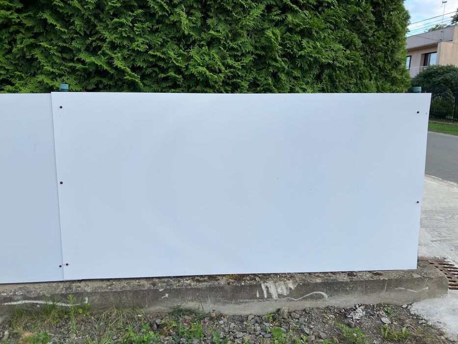 Płyta PCV w kolorze czarnym i szarym.