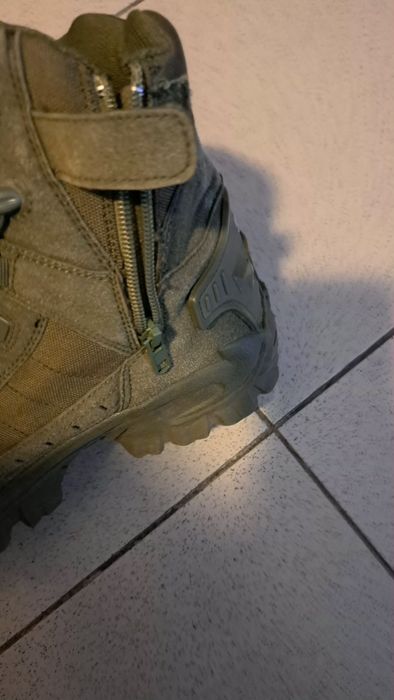 Bota resistente tanto para caminhar como andar no dia a dia.