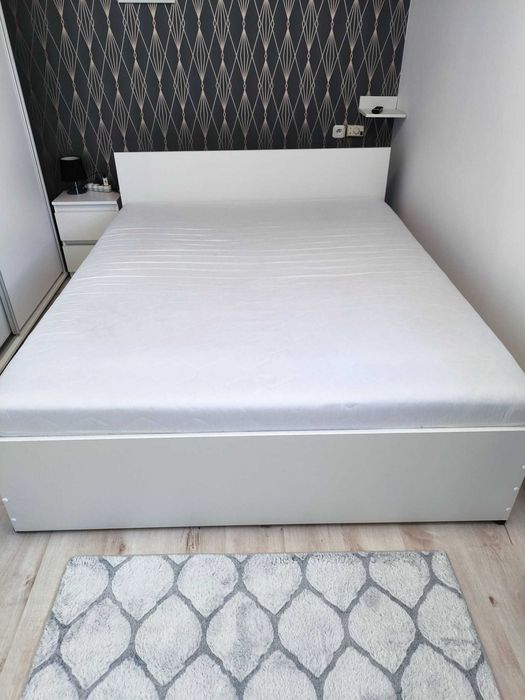 Łóżko z materacem