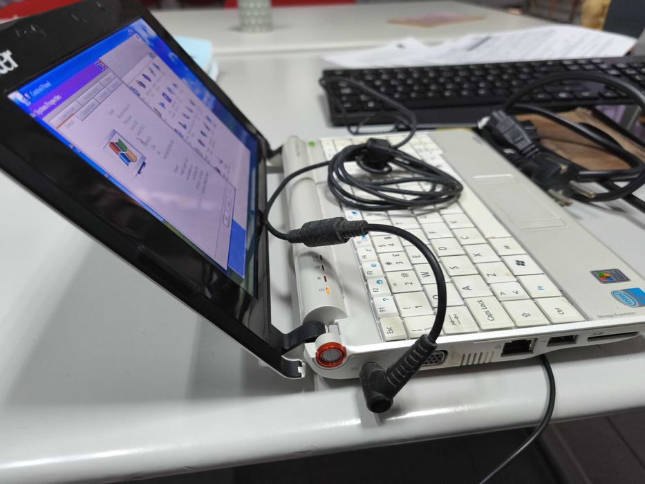 Portátil Acer Aspire One - Series Model ZG5 A FUNCIONAR c/carregador