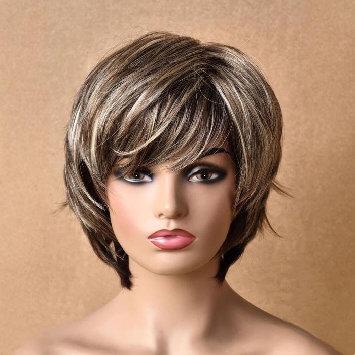 Krótka Kręcona Peruka Pixie Brąz Z Blond Pasemkami