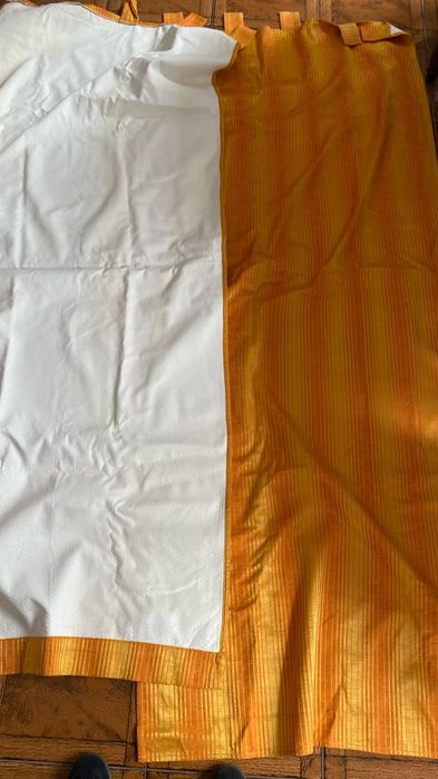 Cortinados amarelos alaranjados