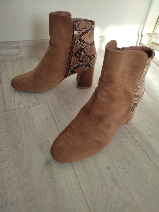 Karmelowe botki na słupku z motywem zwierzęcym roz 39