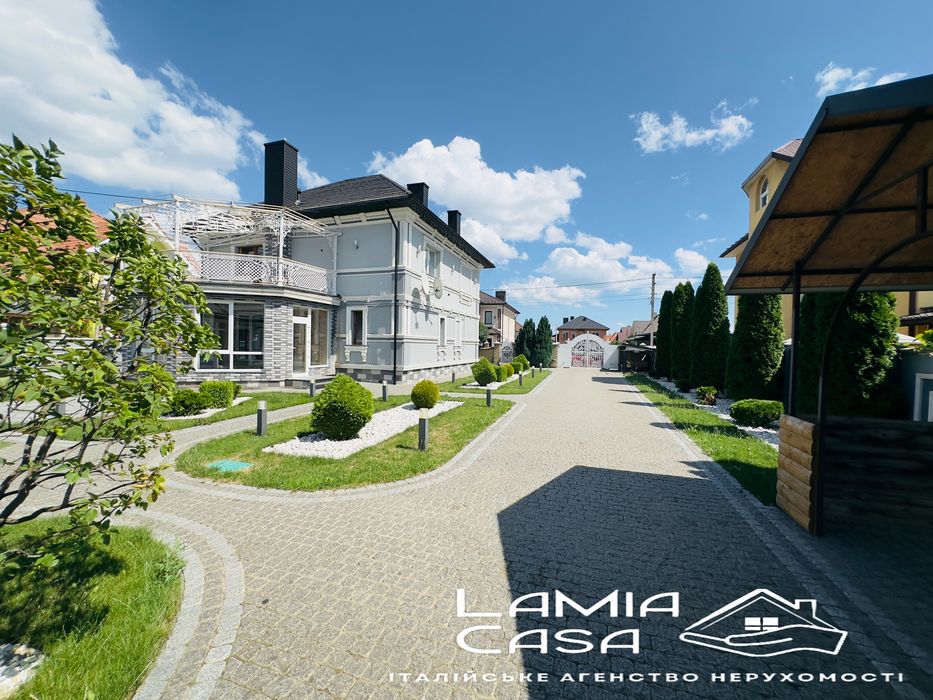 Продаж двох будинків на одной ділянці