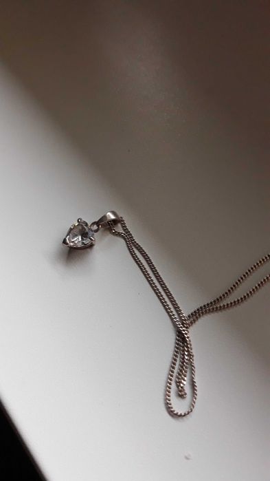 Sprzedam srebrny łańcuszek z wisiorkiem