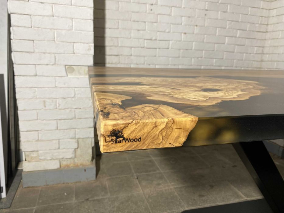 Stół z drewna oliwnego i żywicy