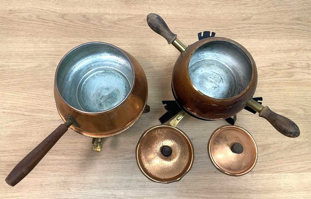 Caçarolas antigas  em cobre, com lamparina