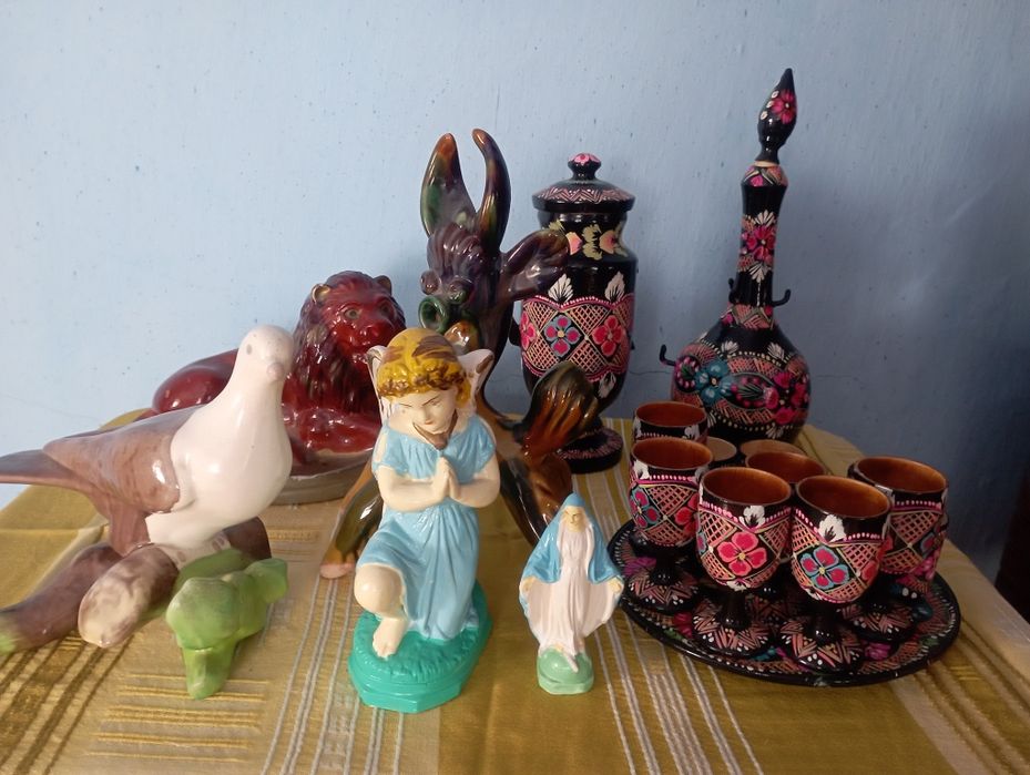 Статуетки різних розмірів