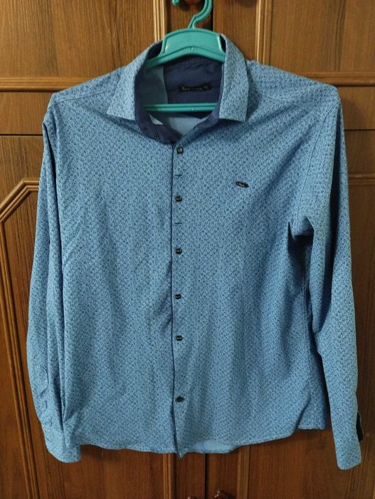 Мужская лёгкая рубашка с длинным рукавом.