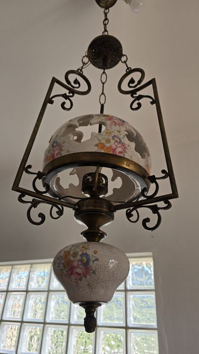 Candeeiro Suspenso em Ferro Forjado e Porcelana Pintada à Mão