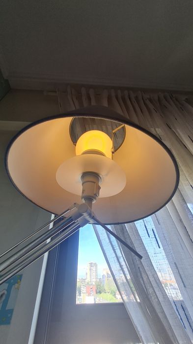 Candeeiro de chão azul e inox